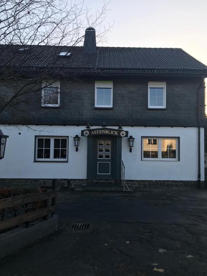Haus Astenblick In Winterberg Fuer Bis Zu 35 Personen Fuer Wanderveranstaltungen Und Familienfeiern Eksteriør bilde
