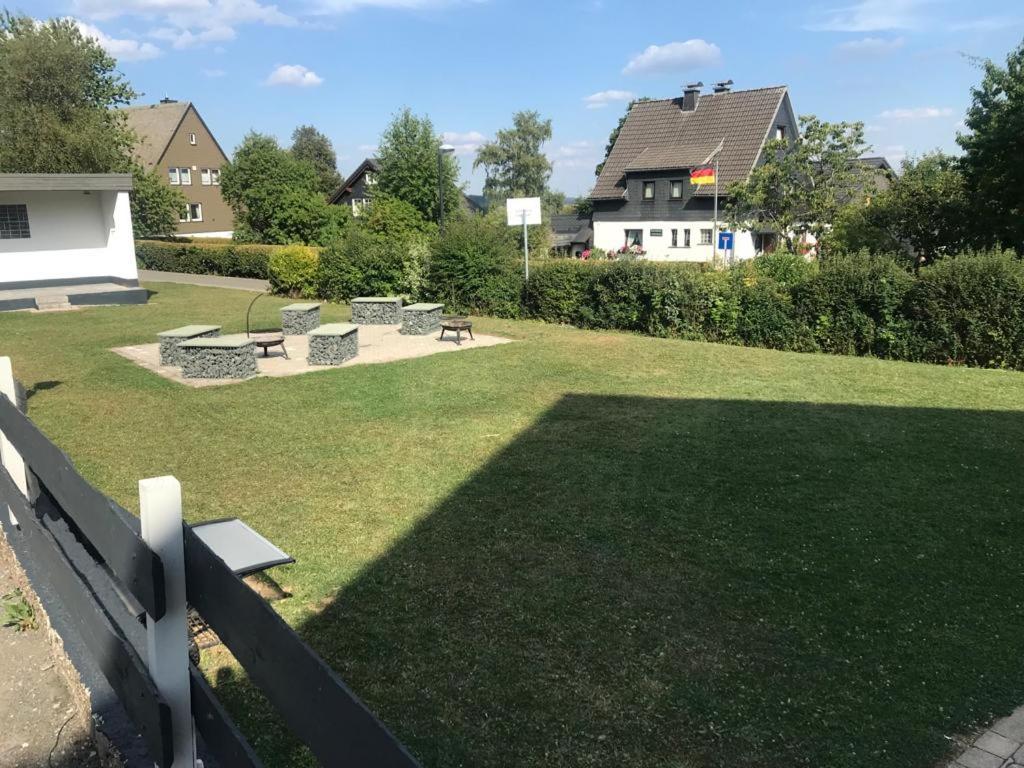 Haus Astenblick In Winterberg Fuer Bis Zu 35 Personen Fuer Wanderveranstaltungen Und Familienfeiern Eksteriør bilde