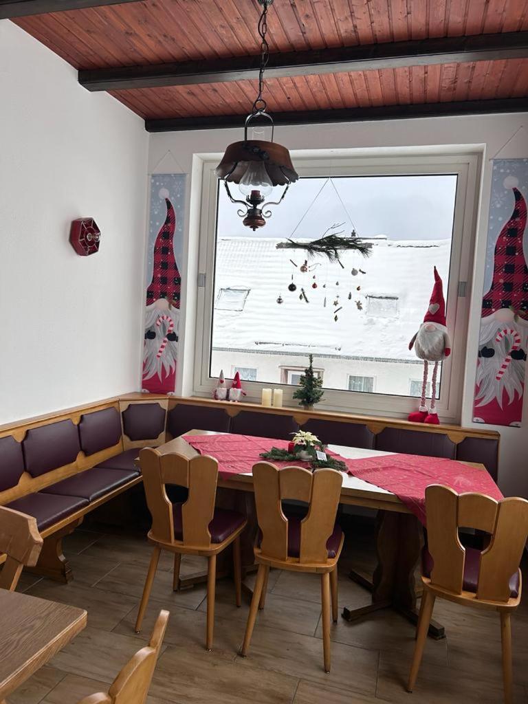 Haus Astenblick In Winterberg Fuer Bis Zu 35 Personen Fuer Wanderveranstaltungen Und Familienfeiern Eksteriør bilde